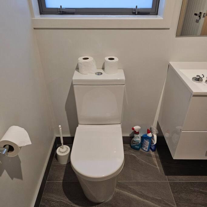 Entire House - Brand New 2 Bedroom House Lower Hutt Eksteriør billede