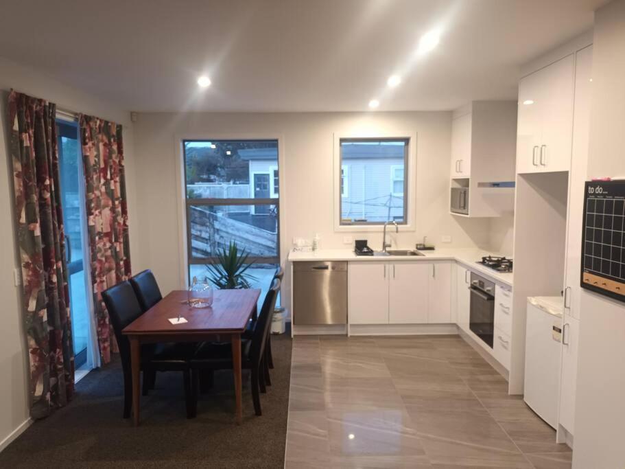 Entire House - Brand New 2 Bedroom House Lower Hutt Eksteriør billede