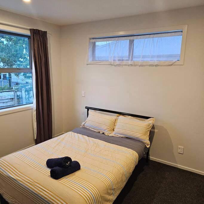 Entire House - Brand New 2 Bedroom House Lower Hutt Eksteriør billede